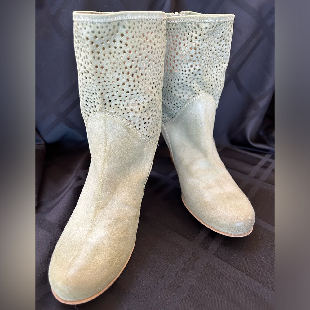 Lola Sabina soft green leather booties, zip up back, size 39